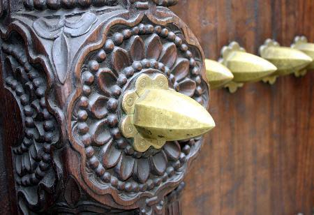 古代大门上,密密麻麻的凸起是什么?从上面就能看出这家人的身份