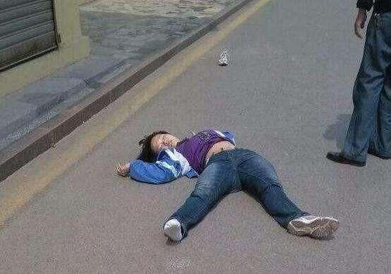 又一个孩子"跳楼",孩子有这反应,父母要停止批评,不是开玩笑