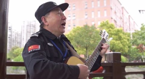 湖边弹钢琴的保安曾有个摇滚梦