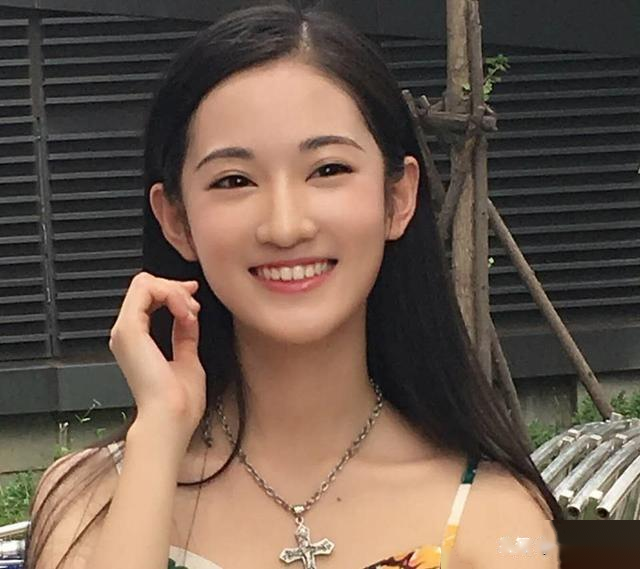 她是父母爱情的江亚菲13岁考入上戏颜值不输国民闺女