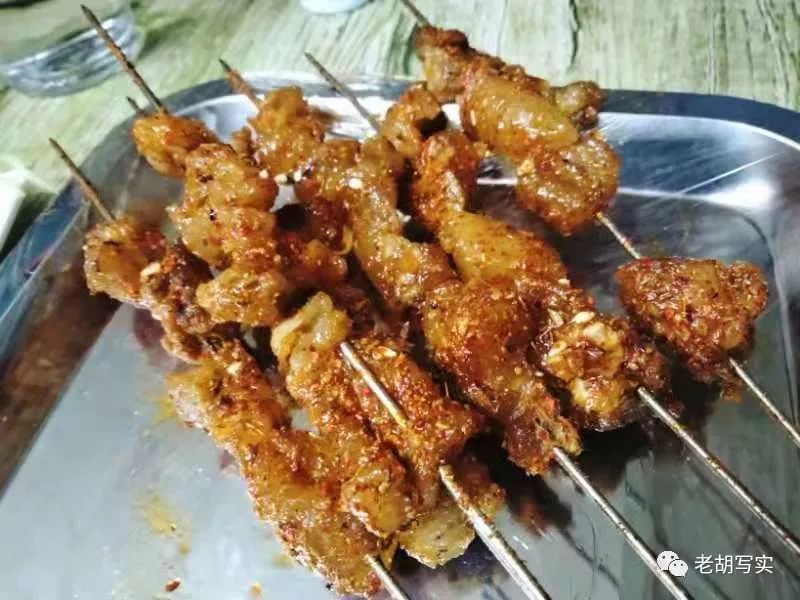 黑胡椒烤牛肉特别让人回味,烤梅条筋口感也不错,道北小面筋10元12串