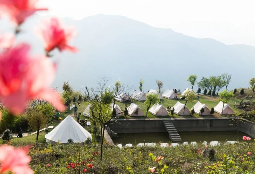 金峨山上的露营基地山顶停车场约有50个车位,已早早停满了汽车,节假日
