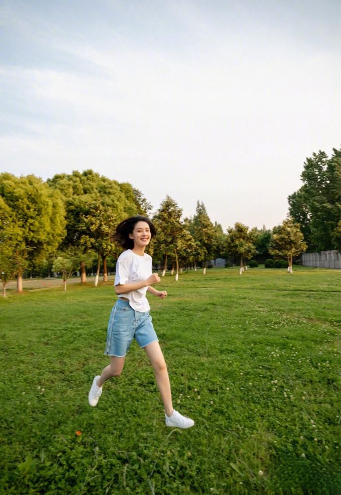 李沁晒雨中漫步照清凉的露脐穿搭元气又活力春天的样子太美