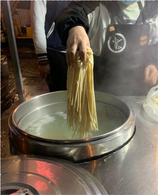 西安3个帅小伙路边卖面,10元1碗晚上10点才出摊,客人站着咥面