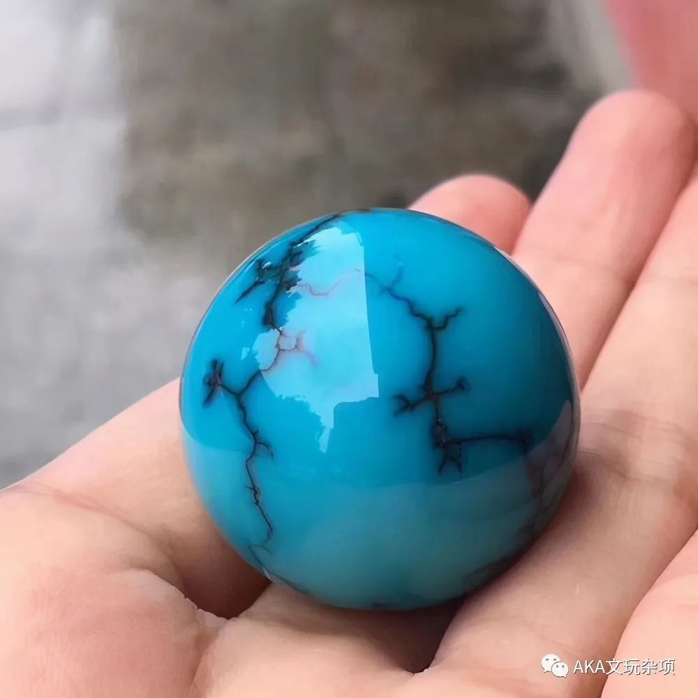 而这种顶级玉化高瓷蓝绿松石,不但打灯能够透光,颜色也是非常纯正的