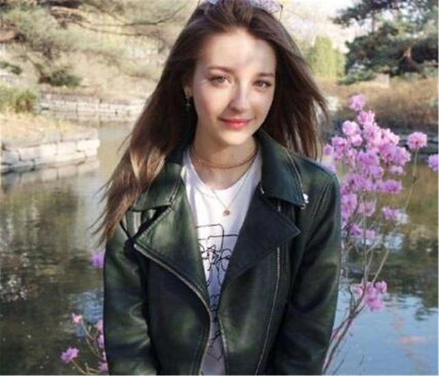 俄罗斯美女嫁中国小伙看了二人的孩子很多人想要出国旅游