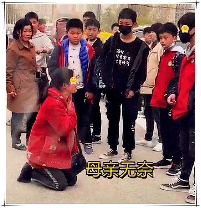 母亲当街向儿子下跪磕头,崩溃哭泣:求求你,回去上学吧_腾讯新闻