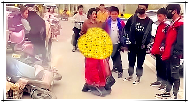 母亲当街向儿子下跪磕头,崩溃哭泣:求求你,回去上学吧_腾讯新闻