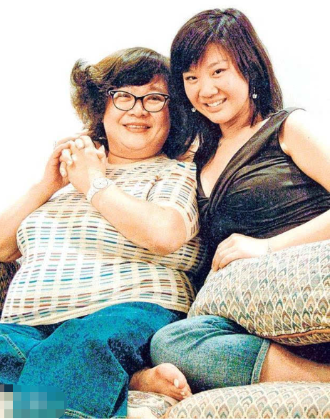 郑少秋女儿被送医院,情况紧急十分痛苦,5天花10万无人照顾