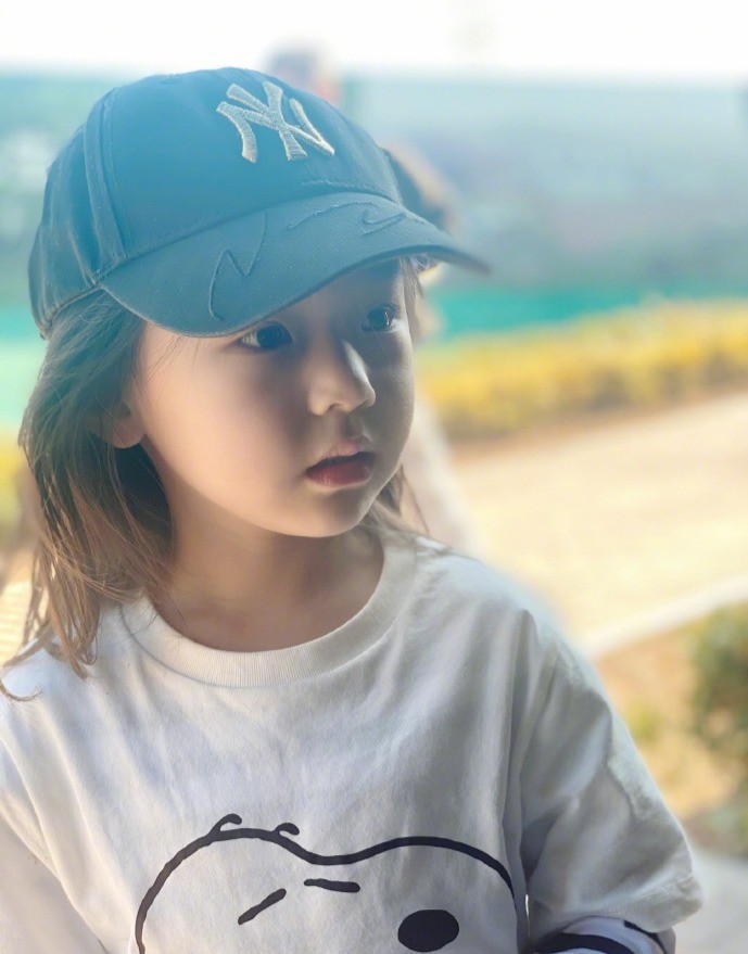 最萌星二代董璇带女儿种树浇水画面有爱