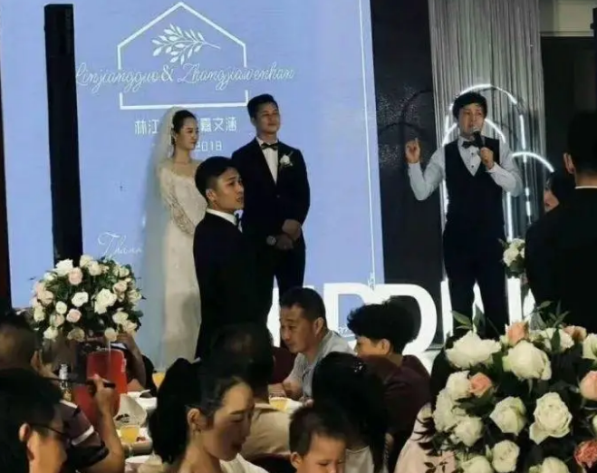 说来也巧,林江国在上戏的同学张丹峰,娶了《刁蛮公主》师傅静修的扮演