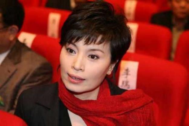 李瑞英退休后的生活,衣着朴素似普通家庭妇女,一看就很幸福