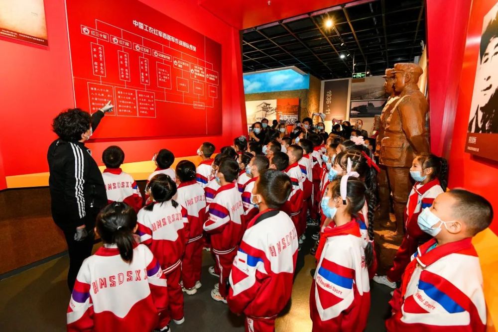 传承红色基因 争做时代新人4月3日,哈密市第四小学学生在红军西路军进