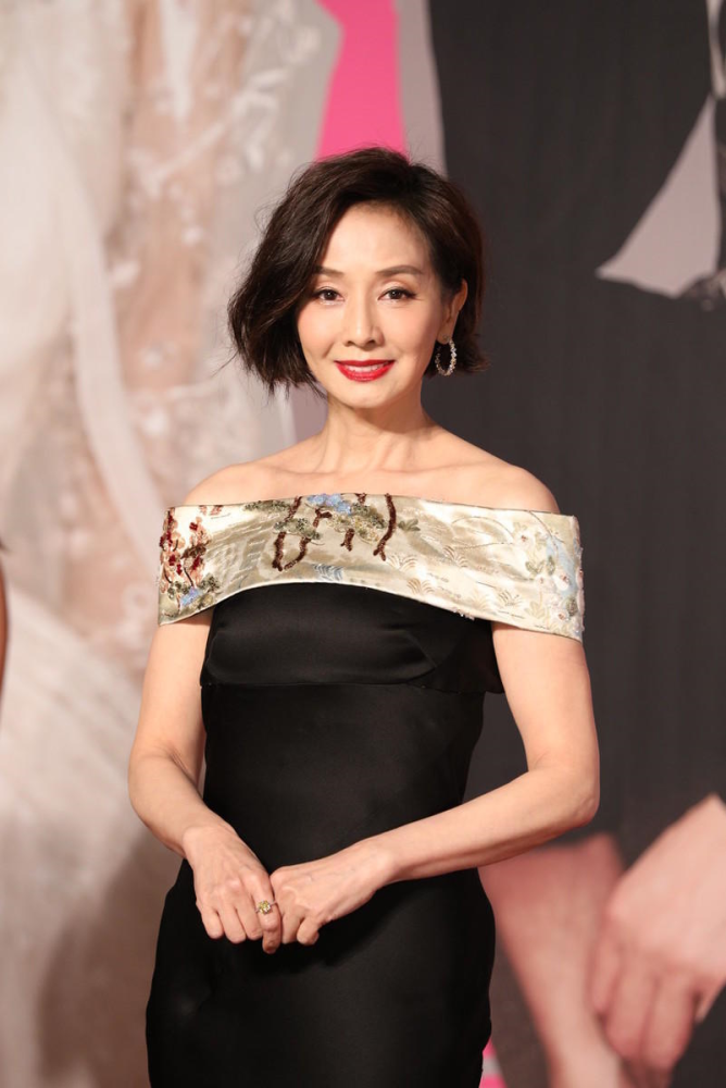 毛舜筠已经奶奶年纪短发配一字肩连衣裙61岁依然高贵优雅