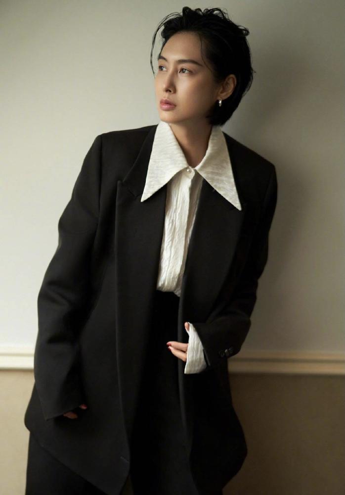 朱茵个子虽小但身材饱满穿紧身上衣开叉裙没有一丝赘肉