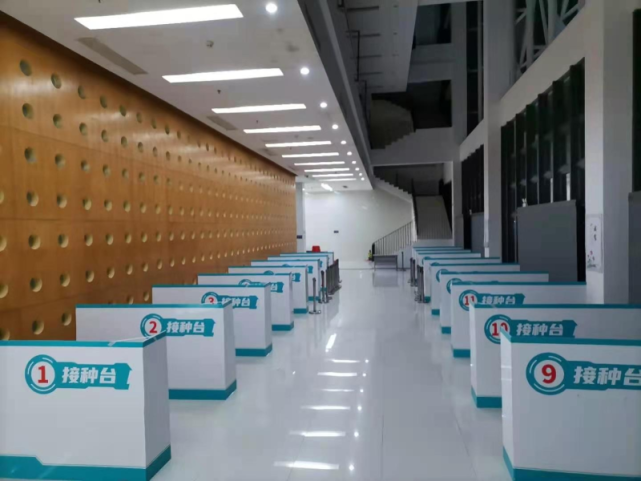 急救物资及急救设备,急救药品,救护车等配置医护人员37名17个接种台该