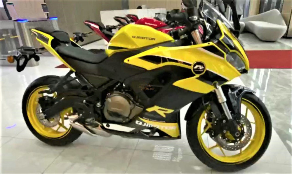 从视频画面当中能够看到,赛350采用黄黑相间的新配色,而后面是一台