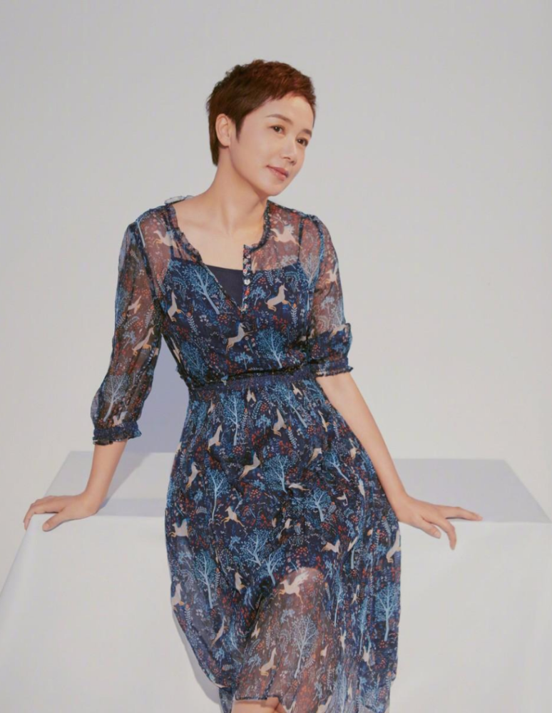 54歲蔣雯麗也換髮型短髮燙小卷好優雅同框53歲江珊氣質好太多