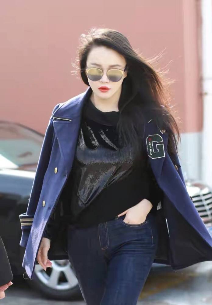 冉莹颖挺会博眼球,穿紧身牛仔裤颜色还分成两截,好身材确实抢镜