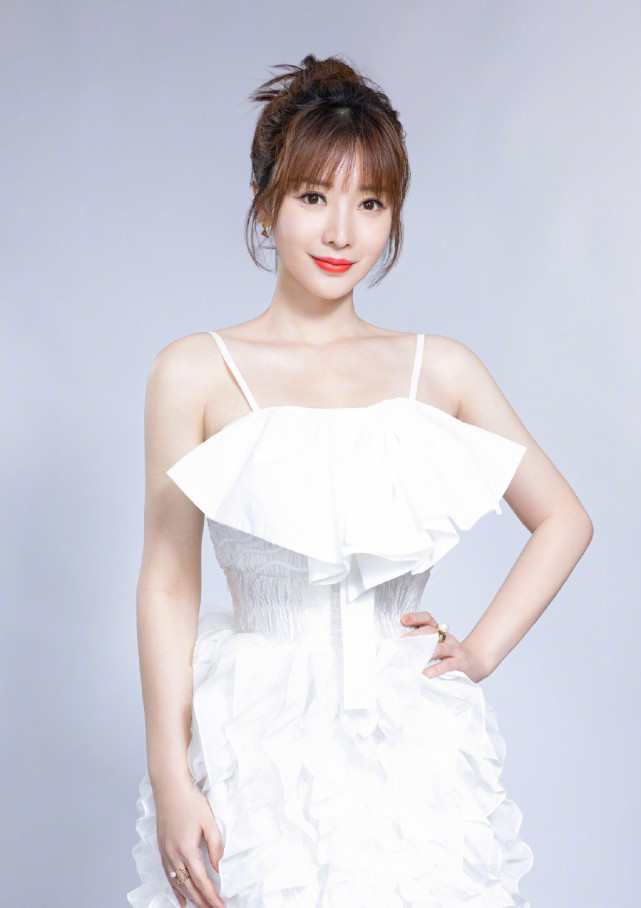 柳岩身材饱满又自信穿宝蓝色抹胸裙大秀傲人身材高级精致