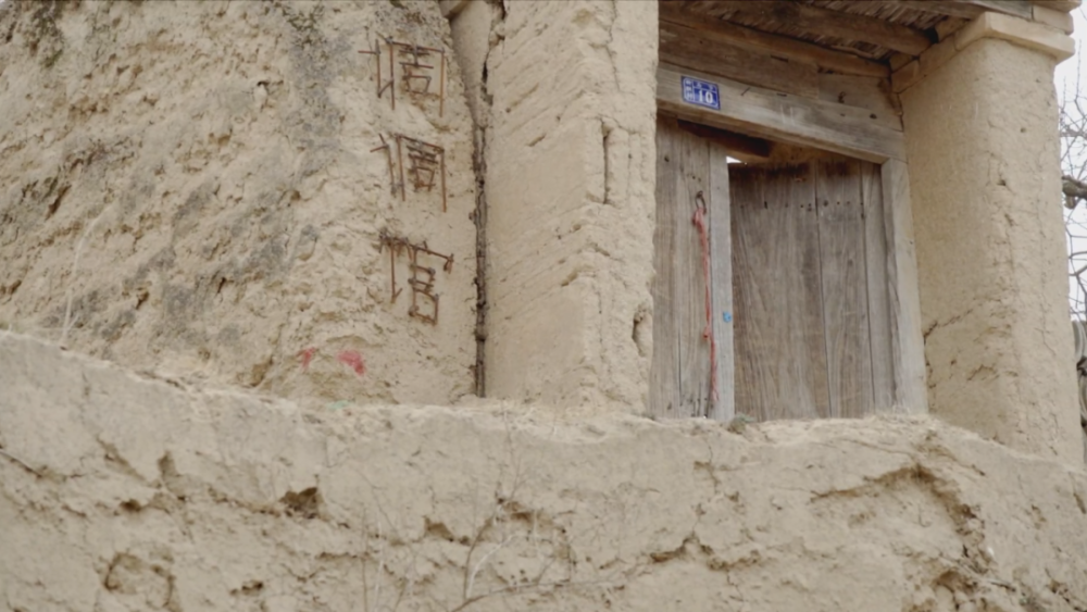 美术馆长去世之后,这个贫瘠山村的萧瑟春天