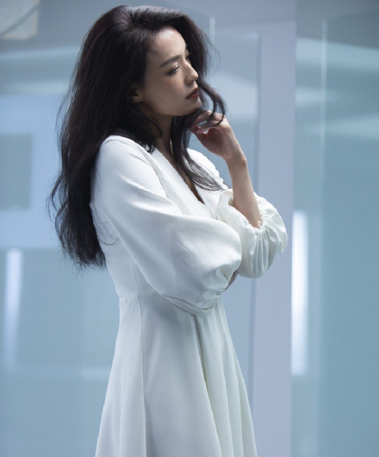 舒淇也太随性了,一身西装配拖鞋录制综艺,这才是真正的真人秀吧