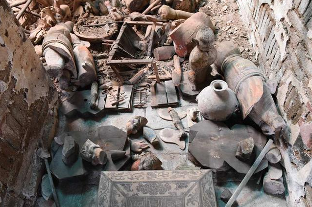 不少富家人在下葬时,都会用不少金银玉器放在墓地中,当作陪葬品