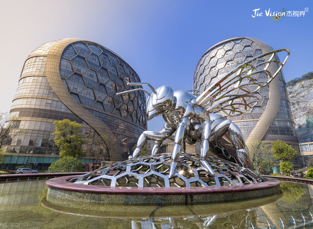 今天带大家走进的这个地方其实也是间酒店,名为蜂巢酒店,它坐落于南京