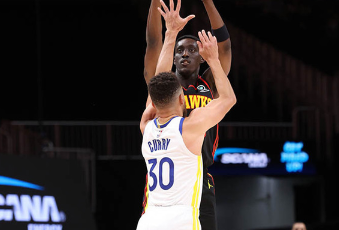 8战7败！NBA三冠王崩盘：超巨37分沮丧捂脸，冠军教头面色铁青