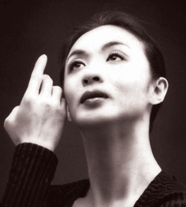 金星的第一段婚姻就如同儿戏一样开始了,但其实肯波琳当时是有男友的