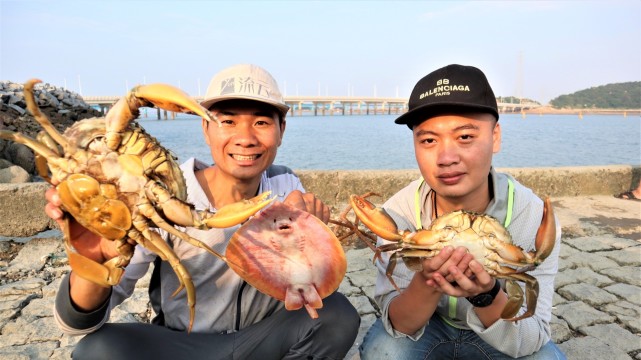 漁人阿烽小夥回鄉趕海獲金秒獎受央視採訪日子越過越紅火