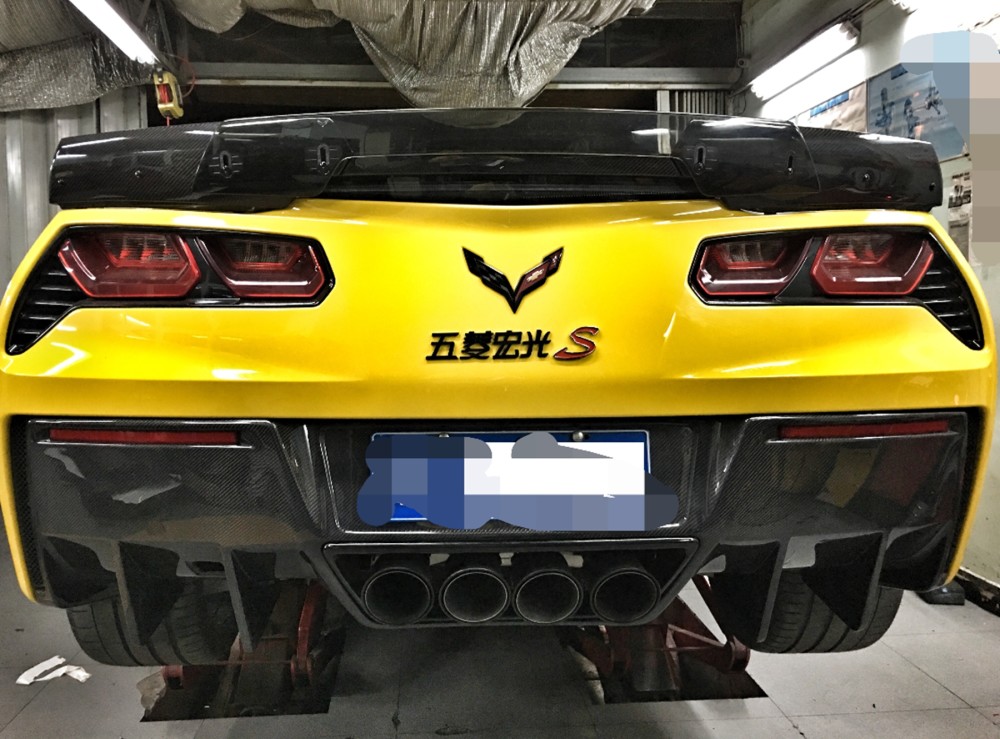 因为大家都知道克尔维特跟五菱宏光的车标比较小,所以有些有意思的是