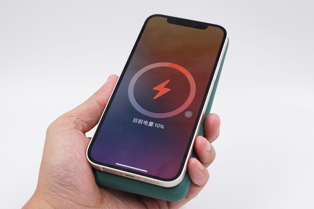 麦多多磁吸充电宝评测苹果iphone12完美充电解决方案