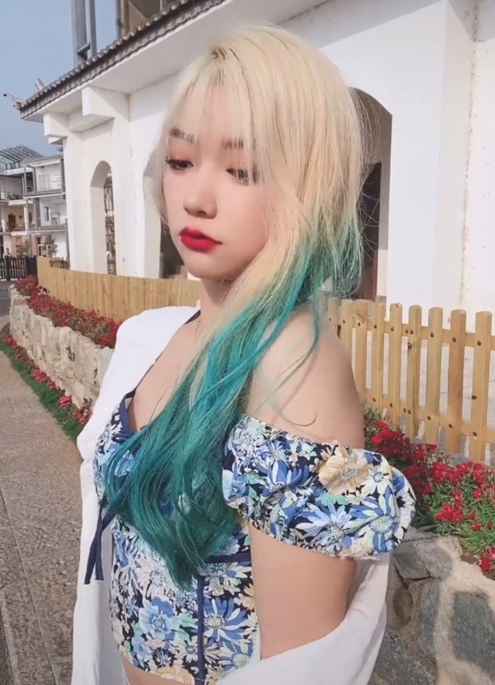 不过刀小刀虽然抓住了机遇,在颜值主播最吃香的时候