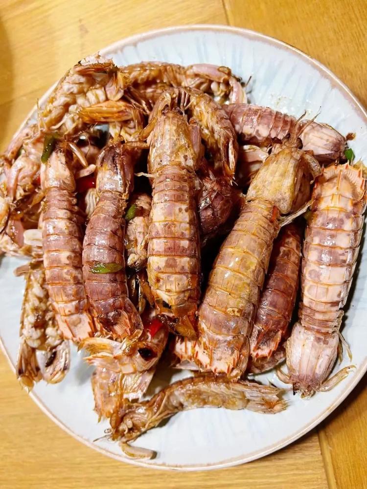 皮皮虾,又叫爬虾,口虾蛄或虾虎,现在挺流行的可以算一种网红海鲜了