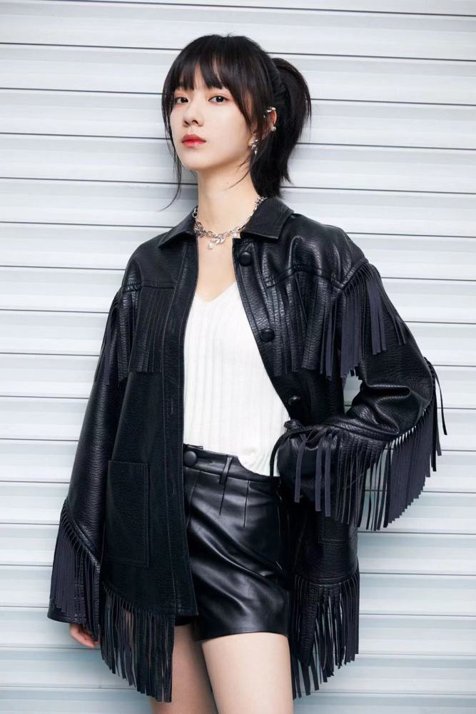 庄达菲身穿流苏外套搭配皮短裤,时尚又摩登,比网红穿搭要高级_腾讯