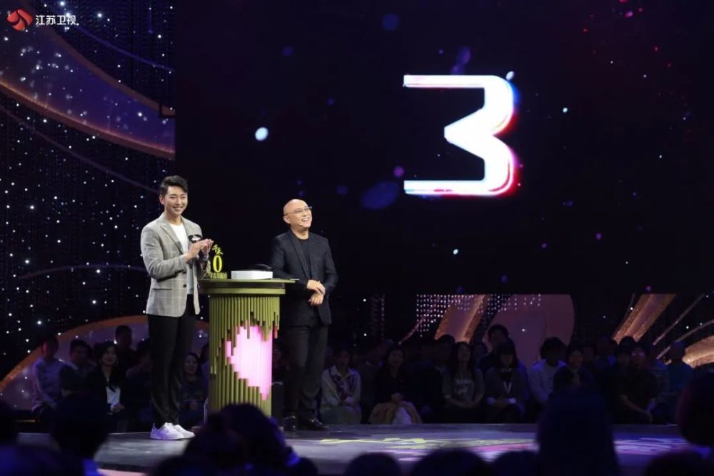 还未出现在舞台上与男嘉宾见面时,就开始反对,理由是:杭州离成都太远