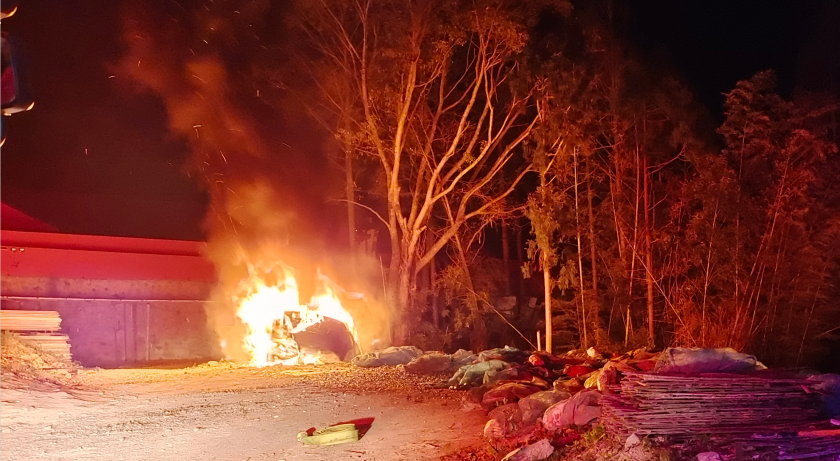 普陀一汽车夜间着火不时传出爆炸声