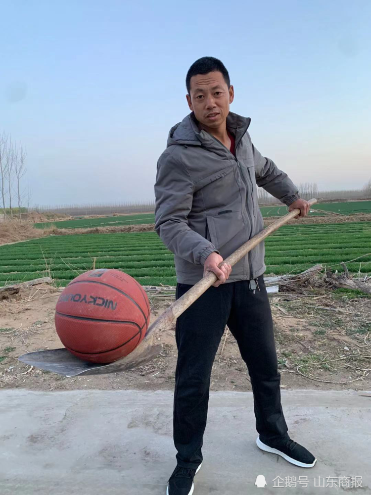 此外,"滦南祁哥"在投掷过程中还经常将动态的移动靶作为目标展开,通常