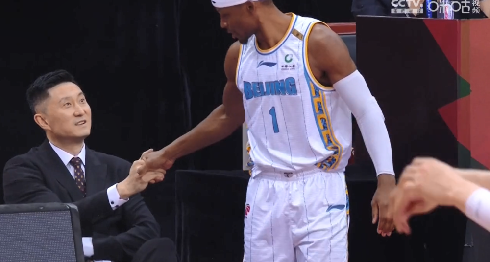 同时球队也是新签下了汤普森,那么本场比赛广东基本上就是演练阵容的