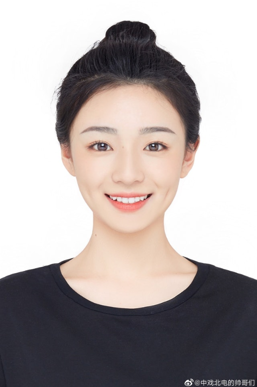 中央戏剧学院艺考第一名引争议蛇精脸吓坏网友p图用力过猛