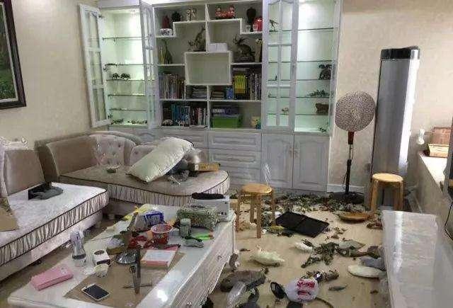 熊孩子到亲戚家做客砸东西,熊家长还理直气壮,听到价钱后傻了_腾讯新