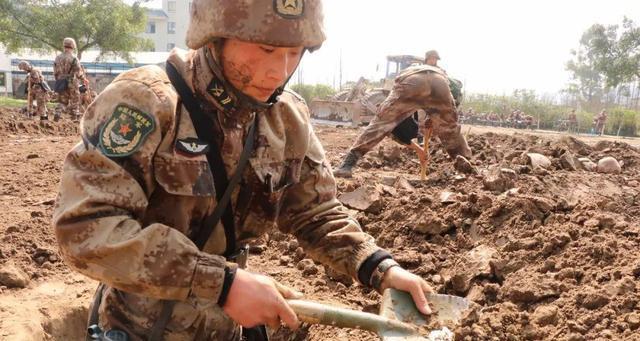 解放军单兵钻地火箭弹,1分钟挖2米深掩体,可藏4名重装备士兵_腾讯新闻