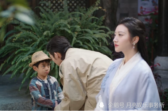 瓦房一开始的时候就呆在颜福瑞的身边,司藤为了照顾孩子也是煞费苦心.