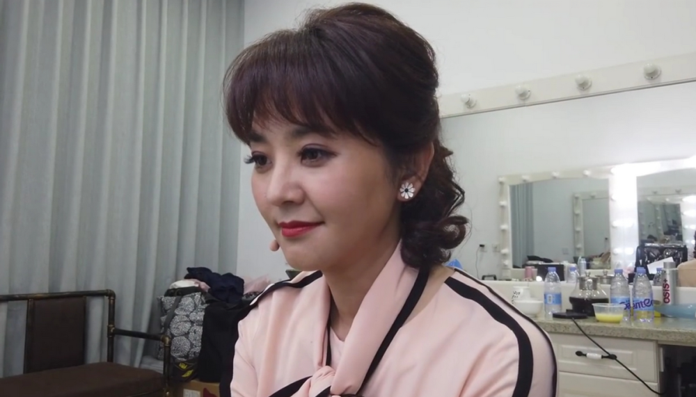 47岁方琼小区录节目!放声高歌遭居民围观,接地气被赞没明星架子