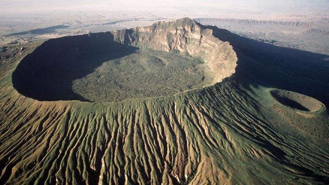 在南非德班举行的世界遗产大会决定将南非的"弗里德堡陨石坑"列入