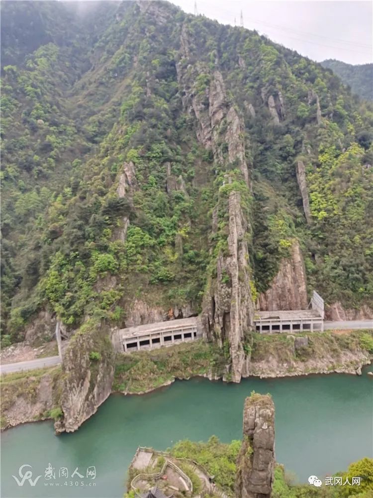 整个就是大自然的鬼斧劈开了整座雪峰山,斧斧都是惊险;整个就是造化的