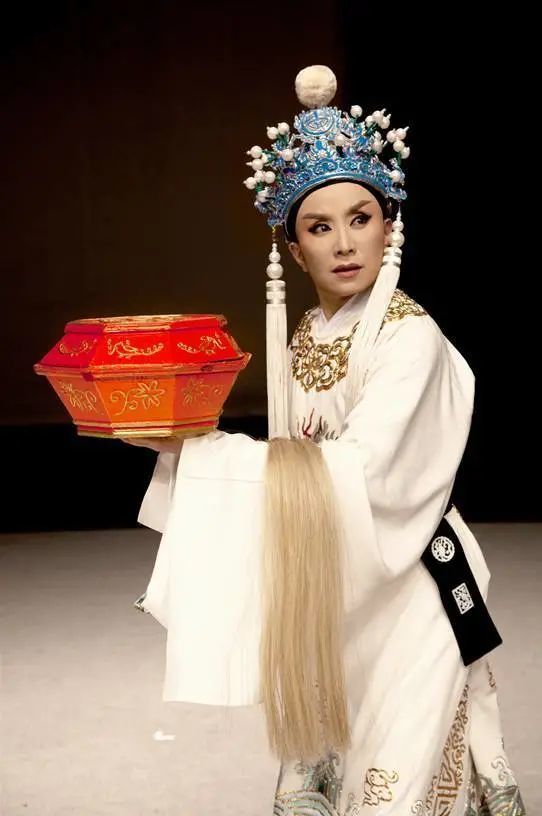 吴凤花江南小生武艺高纱裙少女踪迹杳台下无言把戏授台上梅花尽职守