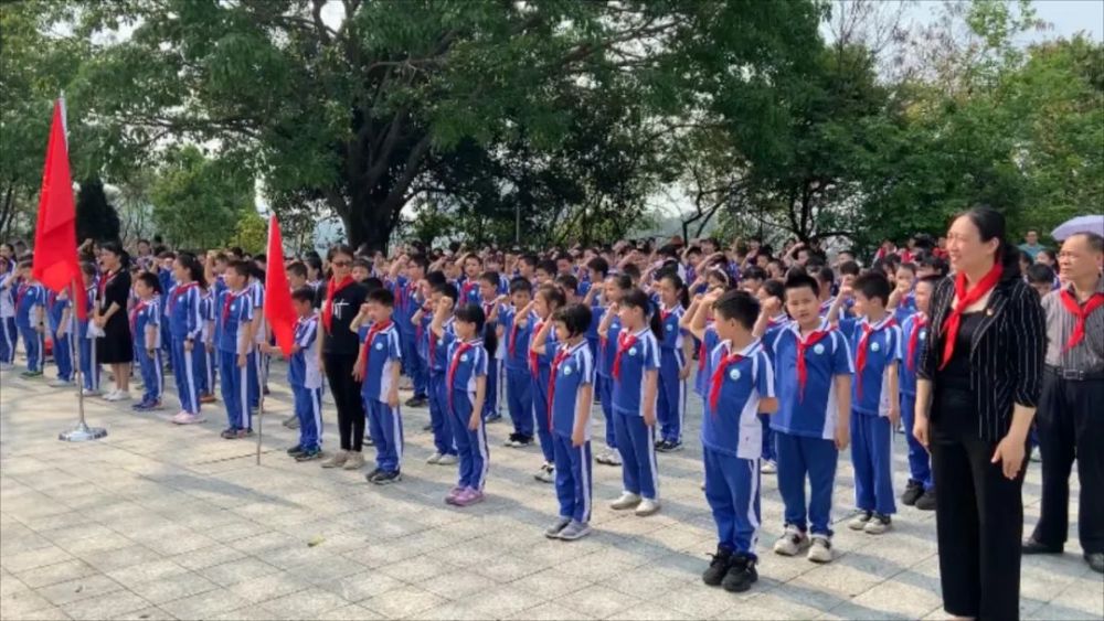 4月1日,汤坑镇第一中心小学组织少先队员来到大山背东山公园烈士纪念