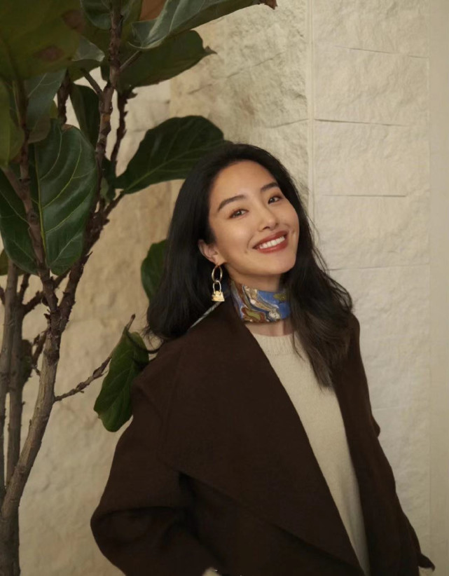 杨采珏丝巾系列彰显气质